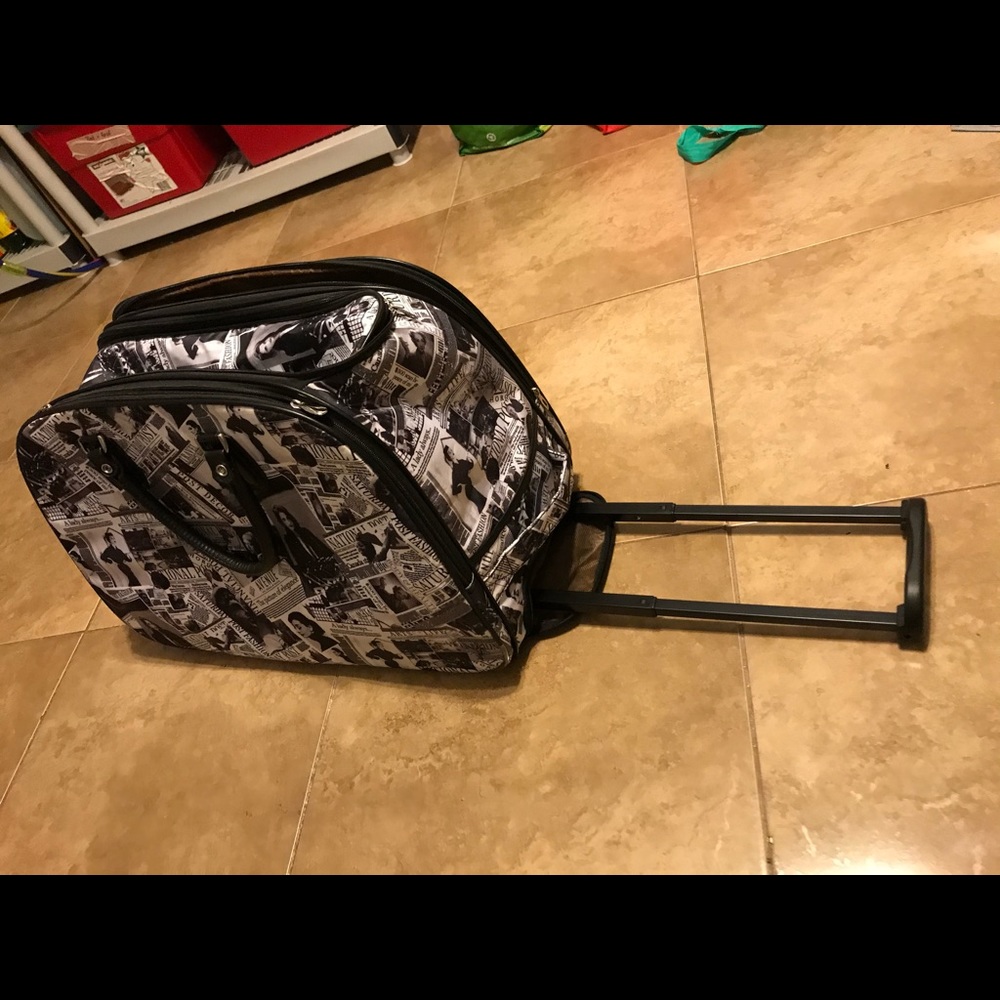 Travel bag with wheels